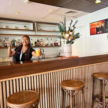 尼姆中心火车站宜必思快捷酒店 2*